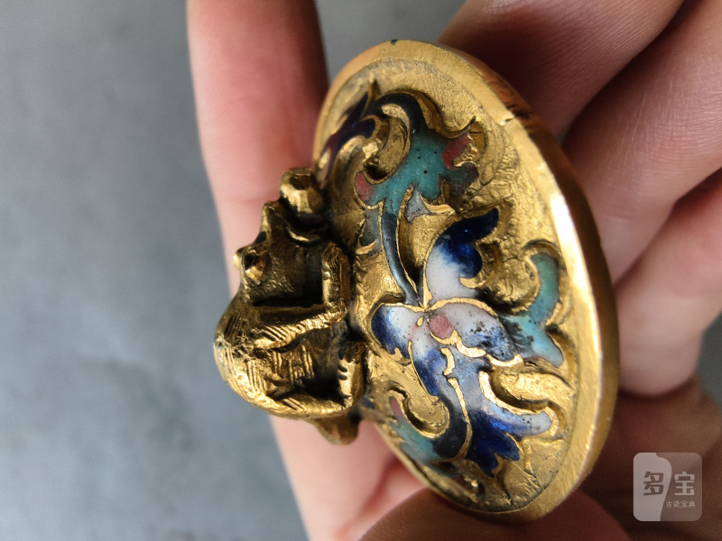 A fine gilt-bronze wine or teapot with champlevé decoration of lotus and foliage, the cover with a squirrel as knob - 图6